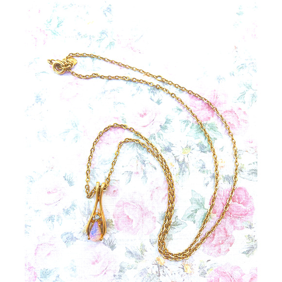 Avon Fireglow Teardrop Pendant / Necklace - 1977 Opal and Rhinestone Beauty! - Picture 9 of 9